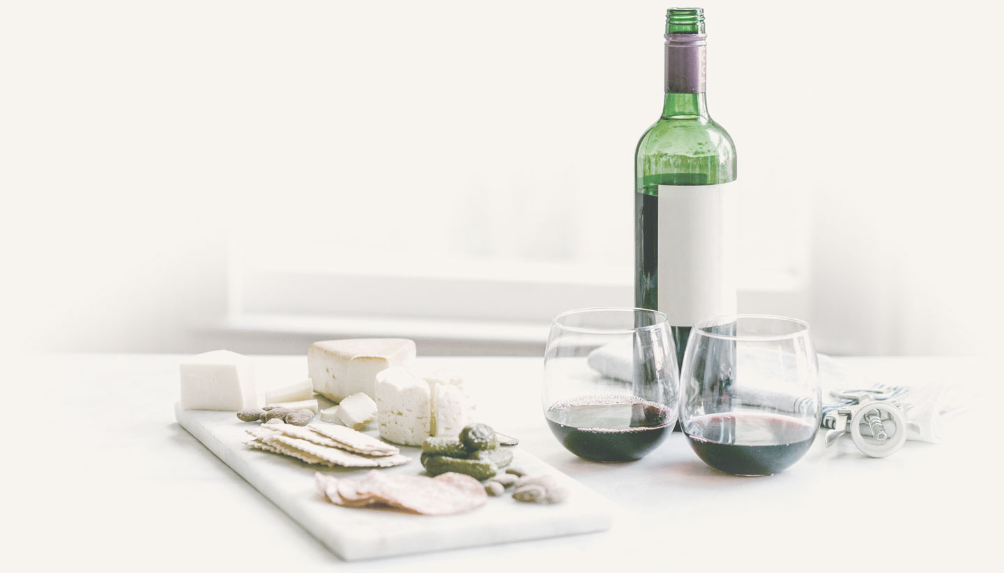 Clients gaudint d'un tast de vins a Viavins Altafulla